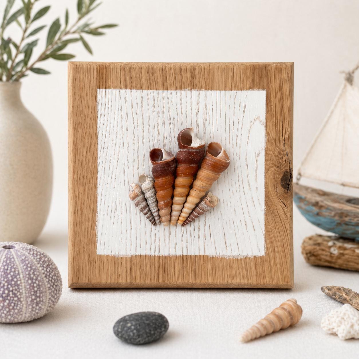 Handgemachtes Muschelbild auf Eiche, maritime Wanddeko mit Schneckenhäusern im nordischen Stil