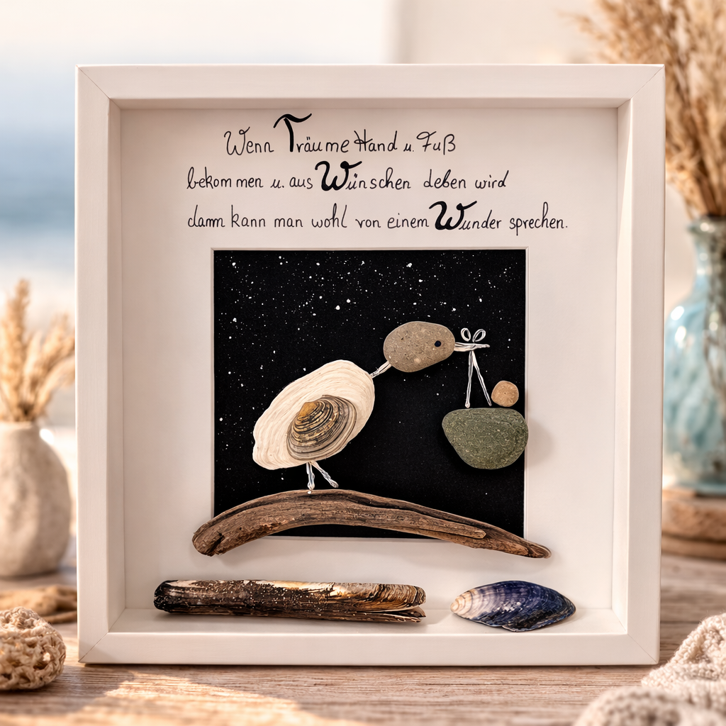 Handgemachtes Steinbild als Geschenk zur Geburt im weißen Rahmen – maritime Wanddeko im nordischen Küstenstil