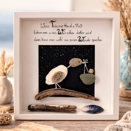 Handgemachtes Steinbild als Geschenk zur Geburt im weißen Rahmen – maritime Wanddeko im nordischen Küstenstil