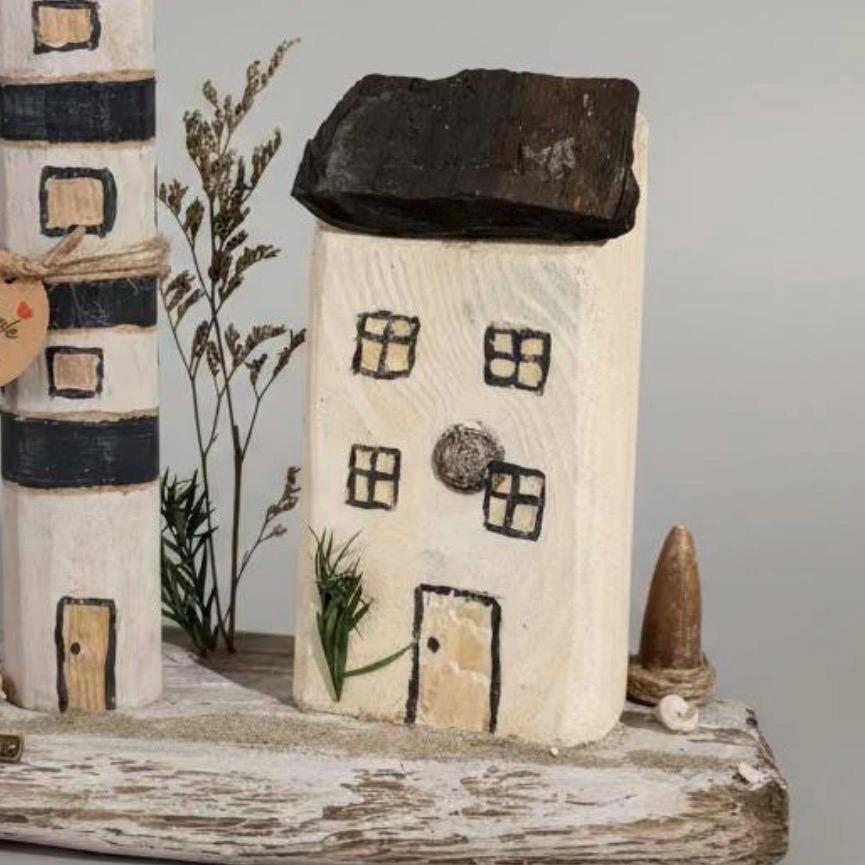 Handgemachtese Holzhaus aus Treibholz mit kleinen Fenstern und Muscheldetail, maritime Dekoration Unikat