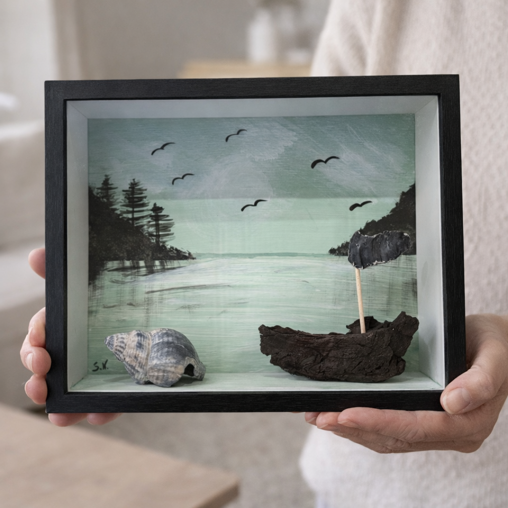 Handgemaltes maritimes Bild dekoriert mit Treibholz Boot und Muschel in einer Shadow Box