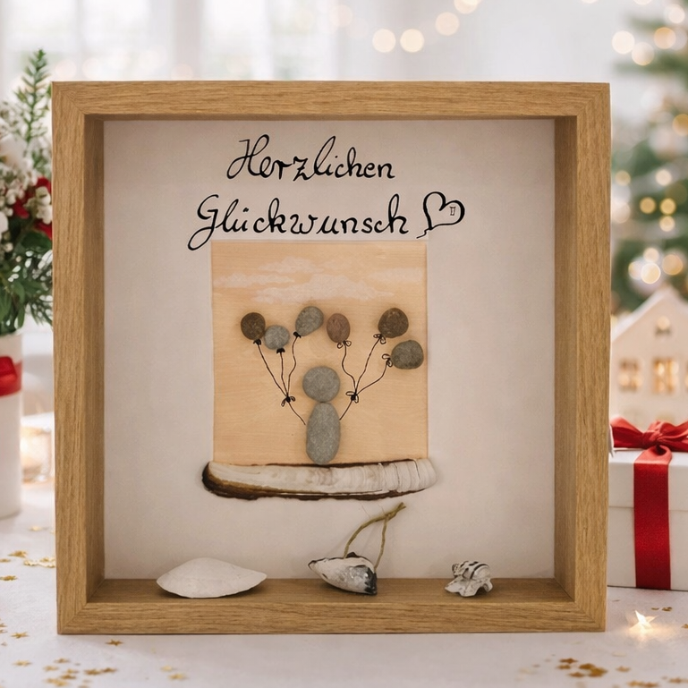 Handgefertigtes Steinbild Herzlichen Glückwunsch im Holz-Schattenrahmen, dekoriert mit Natursteinen, festlich inszeniert.