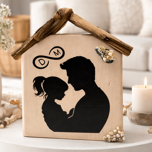 Handgemachtes Holzhaus mit Papa-und-Kind-Silhouette aus Naturholz und Muscheln im skandinavischen Stil