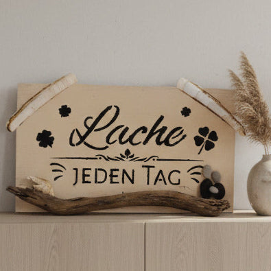 Holzschild „Lache jeden Tag“ – handgefertigte maritime Deko aus Treibholz, Muscheln und Strandfunden. Natürlich nordisch.