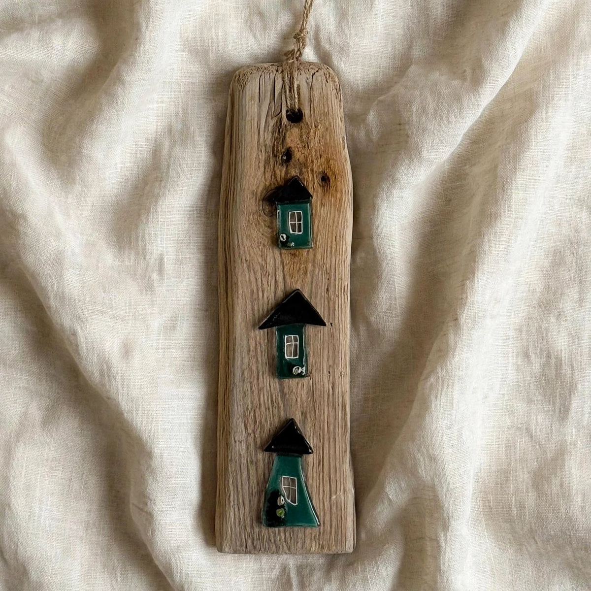 Treibholz Deko Hänger 28x8x2 cm mit 3 Fusing Glas Häusern grün schwarz – maritime Wanddeko Upcycling aus Treibholz – Handmade