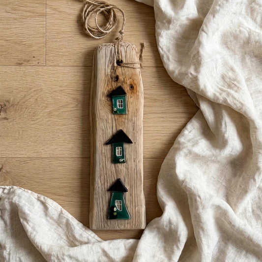 Treibholz Hänger mit 3 grünen Gläs-Häuschen auf natürlichem Holzboden mit Leinen. 