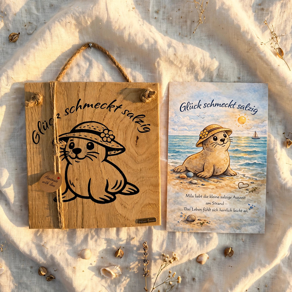 Maritime Wanddeko Holz Set mit Seehund Motiv und Schriftzug Glück schmeckt salzig Holzschild mit Karte im nordischen Stil