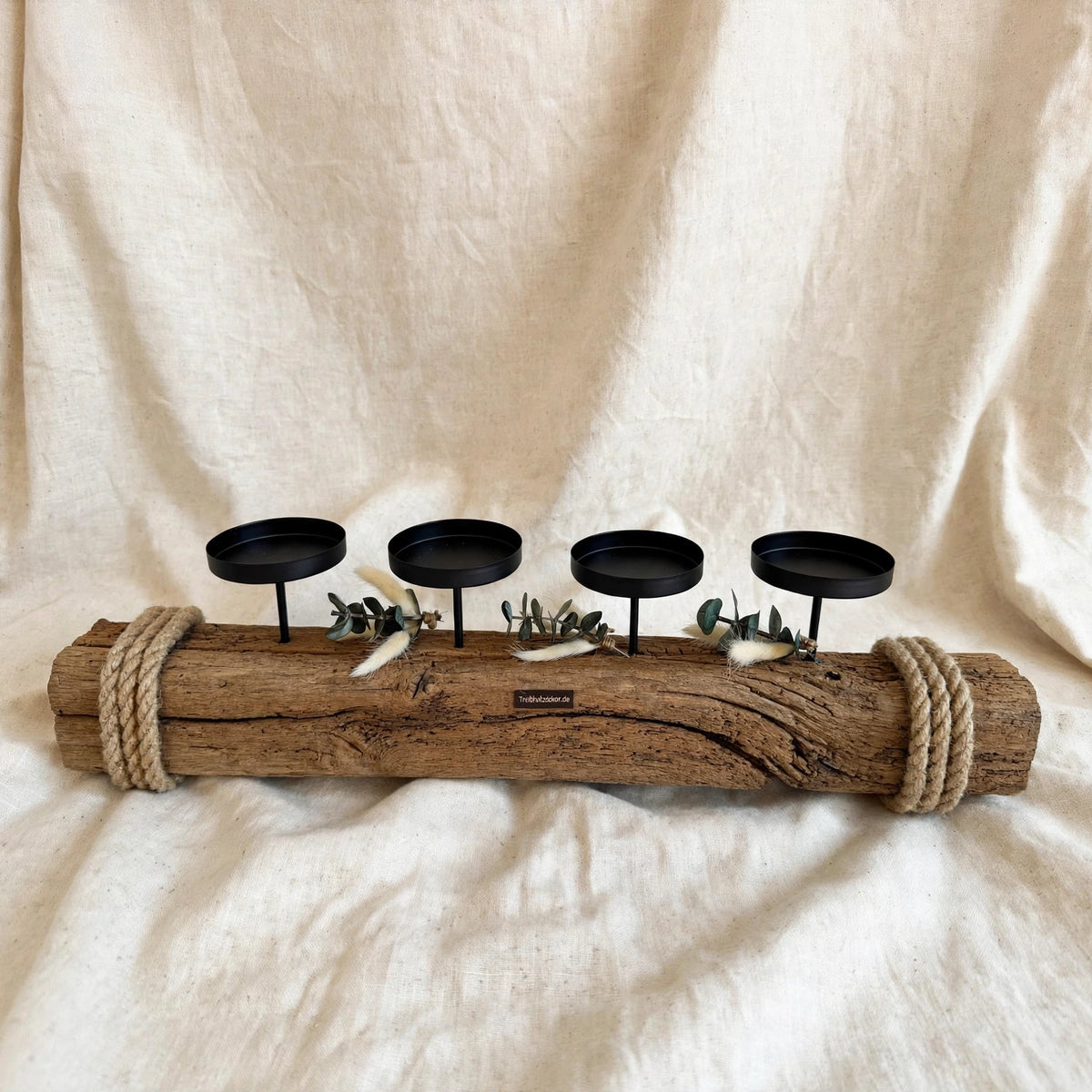 Treibholz Kerzenhalter 58cm auf creme Leinen - 4er Adventskranz modern aus Altholz mit schwarzen Kerzenhaltern Unikat Treibholzzauber79