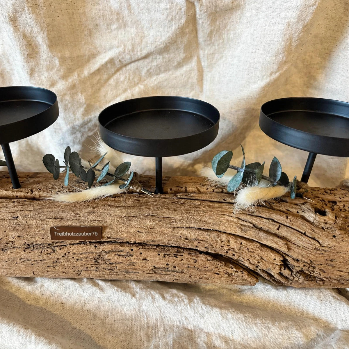 Nahaufnahme Treibholz Adventskranz modern - rustikales Driftwood mit Juteseil und schwarzen Metall Tellern für Stumpenkerzen