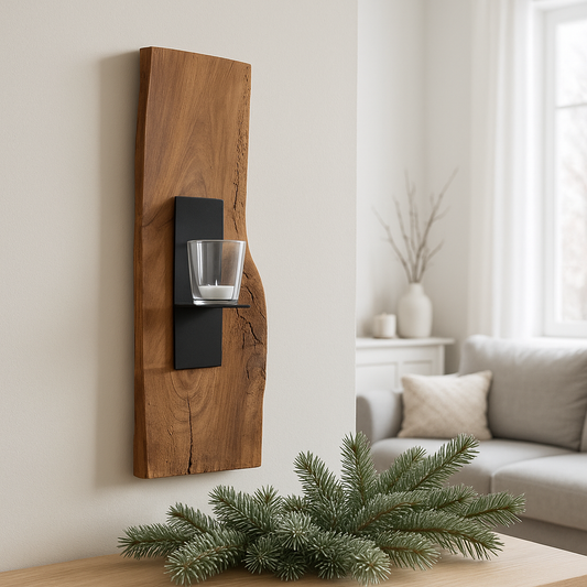 Wandkerzenhalter aus Holz Eiche besteht aus einer Naturholzplanke mit einer rohen Kante, einer schwarzen Metallhalterung