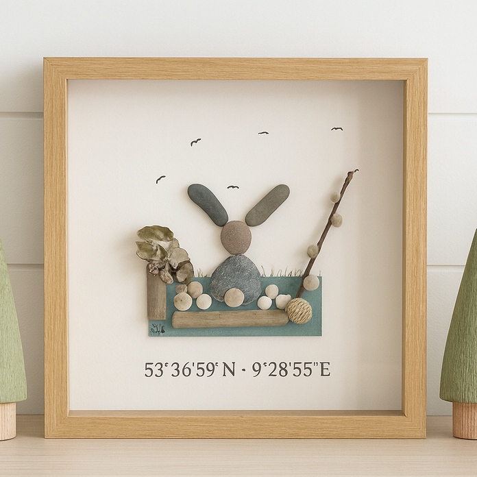 Personalisierbares Steinbild im Holzrahmen 27x27 cm, naturbelassene Steine und Muschelkunst, nordische Wohnraumdeko.