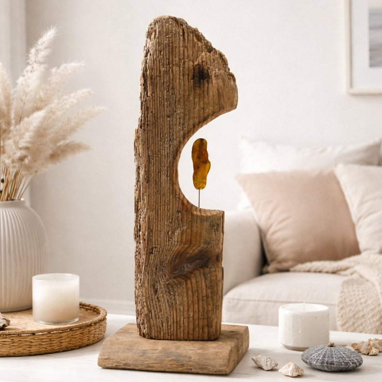 Treibholz Skulptur mit Bernstein als maritime handgefertigte Wohnraumdeko in hellem skandinavischem Interieur.