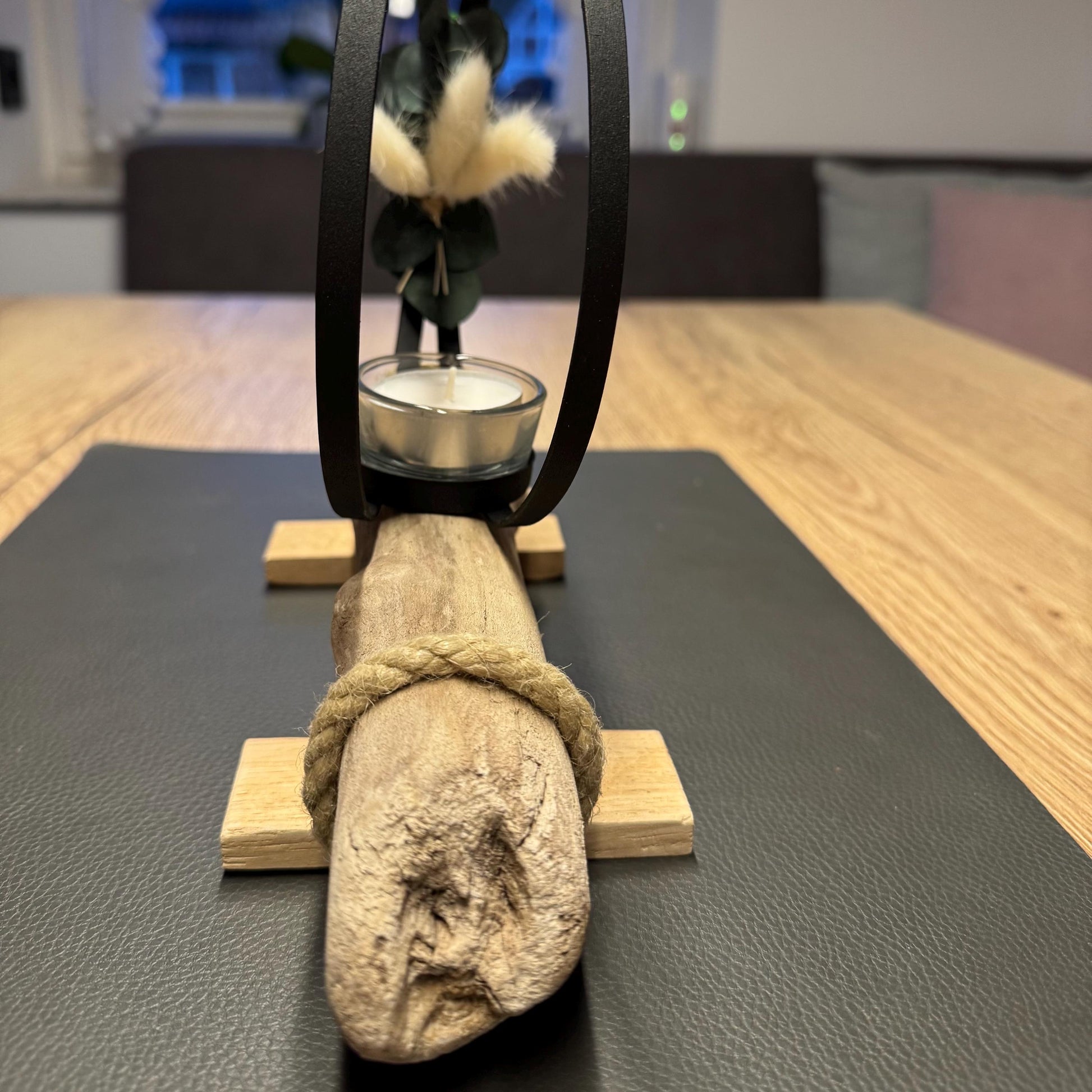 Kleiner Kerzenhalter aus Treibholz in den Händen gehalten, skandinavische Handmade Deko mit Naturmaterialien