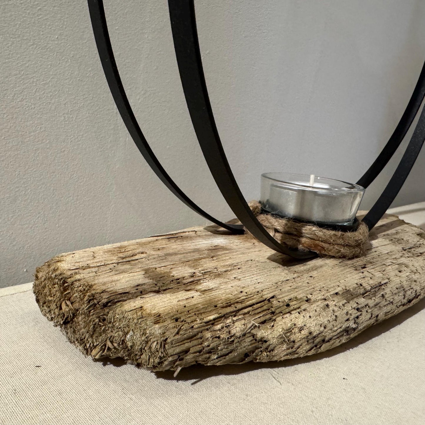 Makroaufnahme Teelicht im Metallring auf naturbelassenem Treibholz von Treibholzzauber79