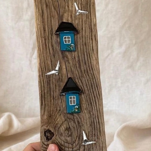 Mittlerer Teil Treibholz Deko 67cm mit 2 blauen Häusern und weißen Holz Möwen - nordische Wanddeko maritime Häuser Deko
