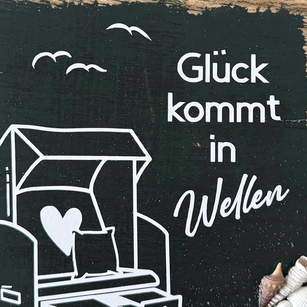 Holzschild „Glück kommt in Wellen“ aus Eiche | Maritime Deko mit Ostsee Steinen & Muscheln