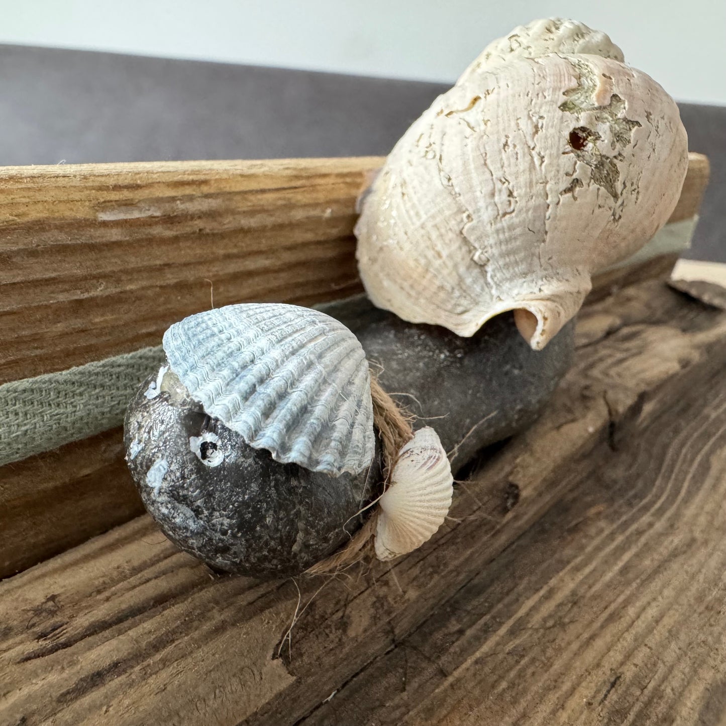 Maritime Feuerstein Figur mit Muschel auf Treibholz Deko von Treibholzzauber79