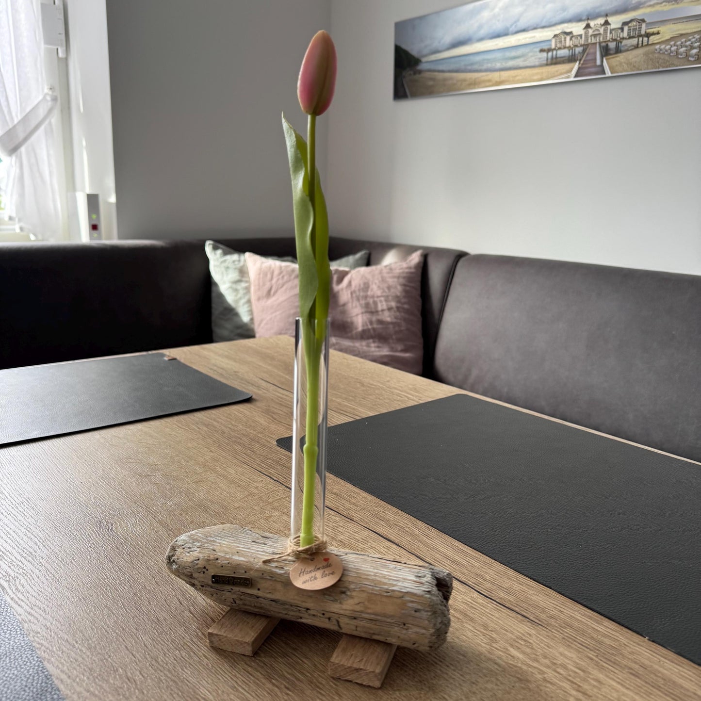 Maritime Holzvase im hellen Wohnraum, nordische Deko mit natürlichem Look