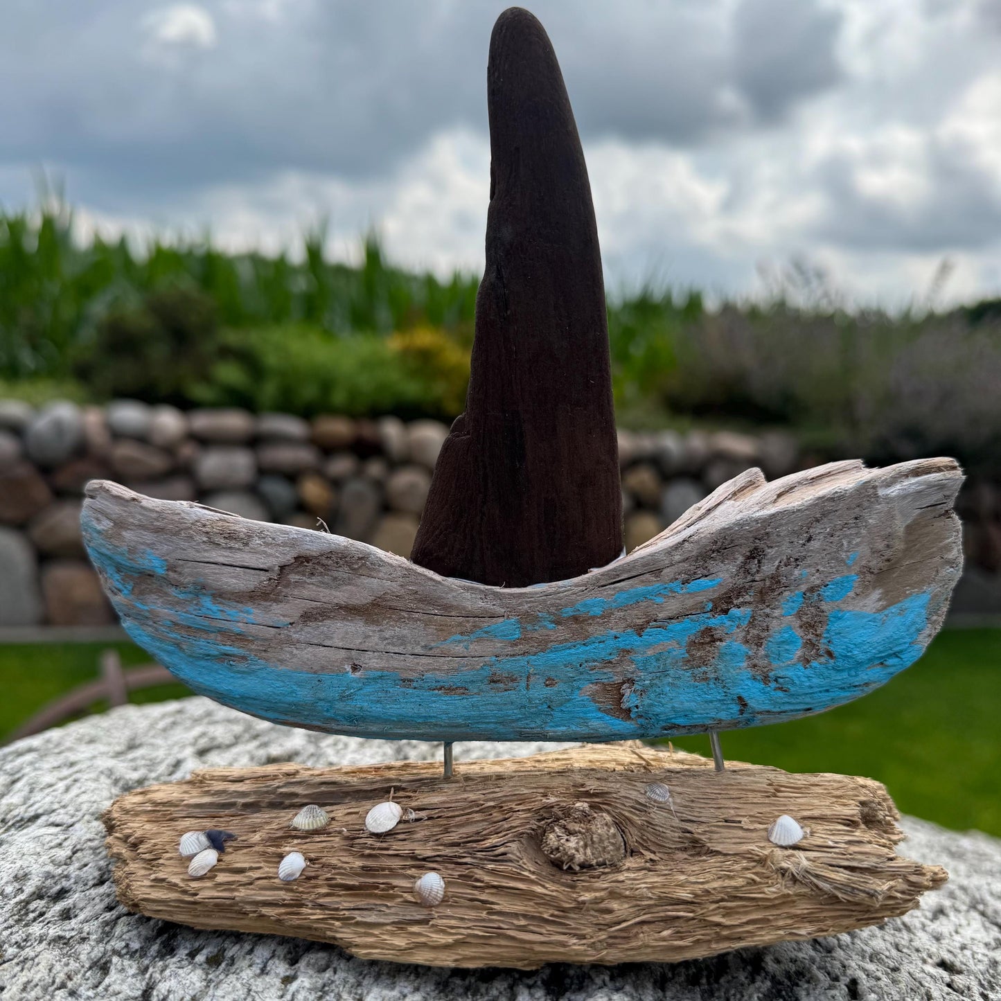 Maritime Treibholz Deko Segelboot draußen auf Stein, natürliche Küstendeko im Gartenstil von Treibholzzauber79