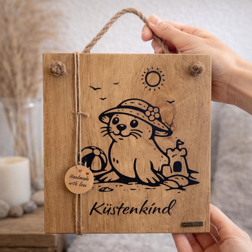 Maritime Wanddeko Kinderzimmer mit Robbe Mila und Küstenkind Schriftzug von Treibholzzauber79