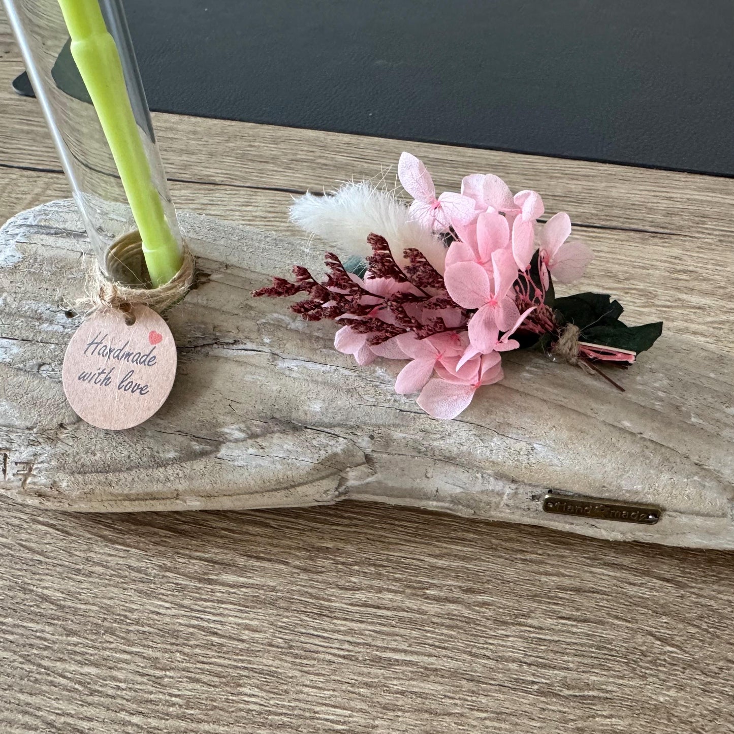 Maritime Treibholz Deko Vase auf Tisch im hellen Wohnraum, minimalistische Küsten Deko von Treibholzzauber79