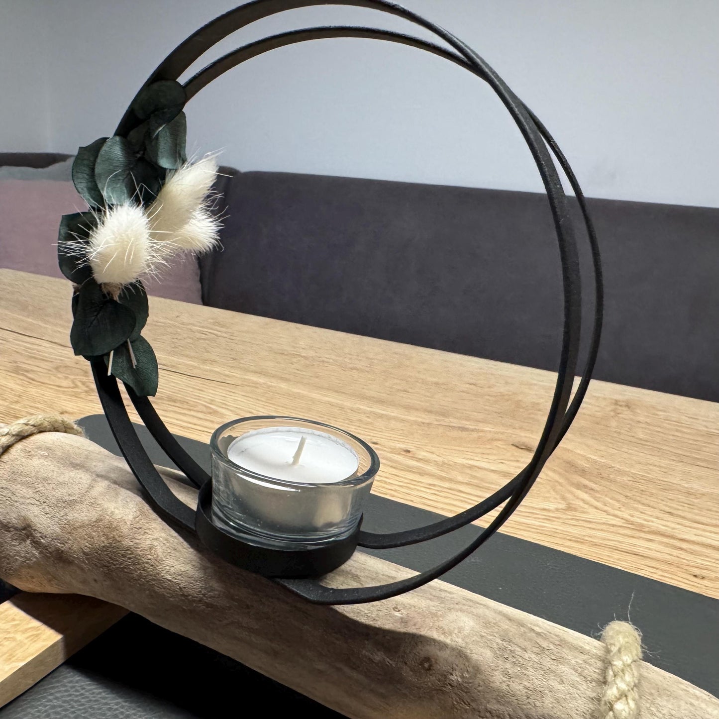 Detailaufnahme vom Metallring mit Eukalyptus und Lagurus an einem handgefertigten Driftwood Kerzenhalter