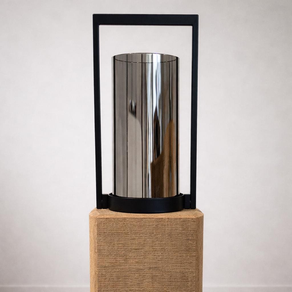 Moderner Kerzenhalter aus massiver Eiche mit Rauchglas Einsatz und schwarzem Rahmen, minimalistische Deko