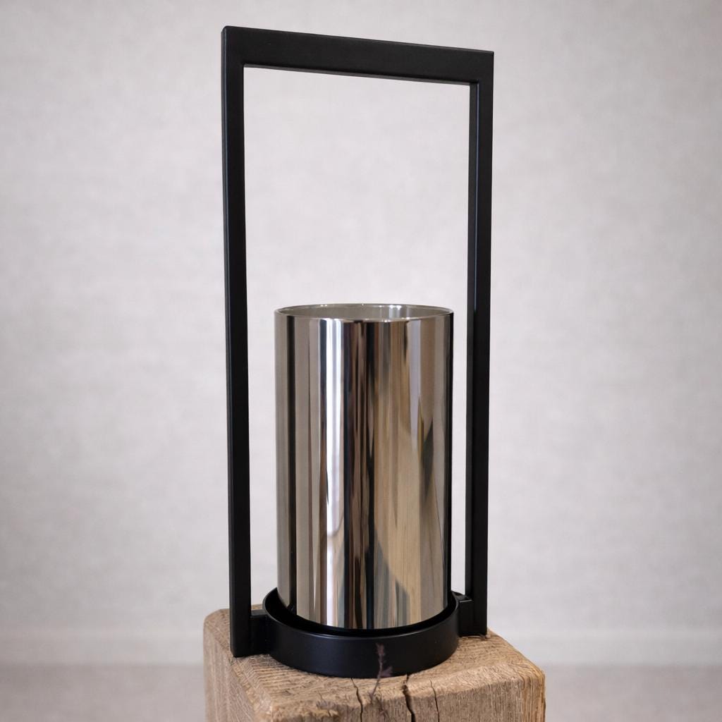 Moderner Kerzenhalter aus massiver Eiche mit Rauchglas Einsatz und schwarzem Rahmen, minimalistische Deko