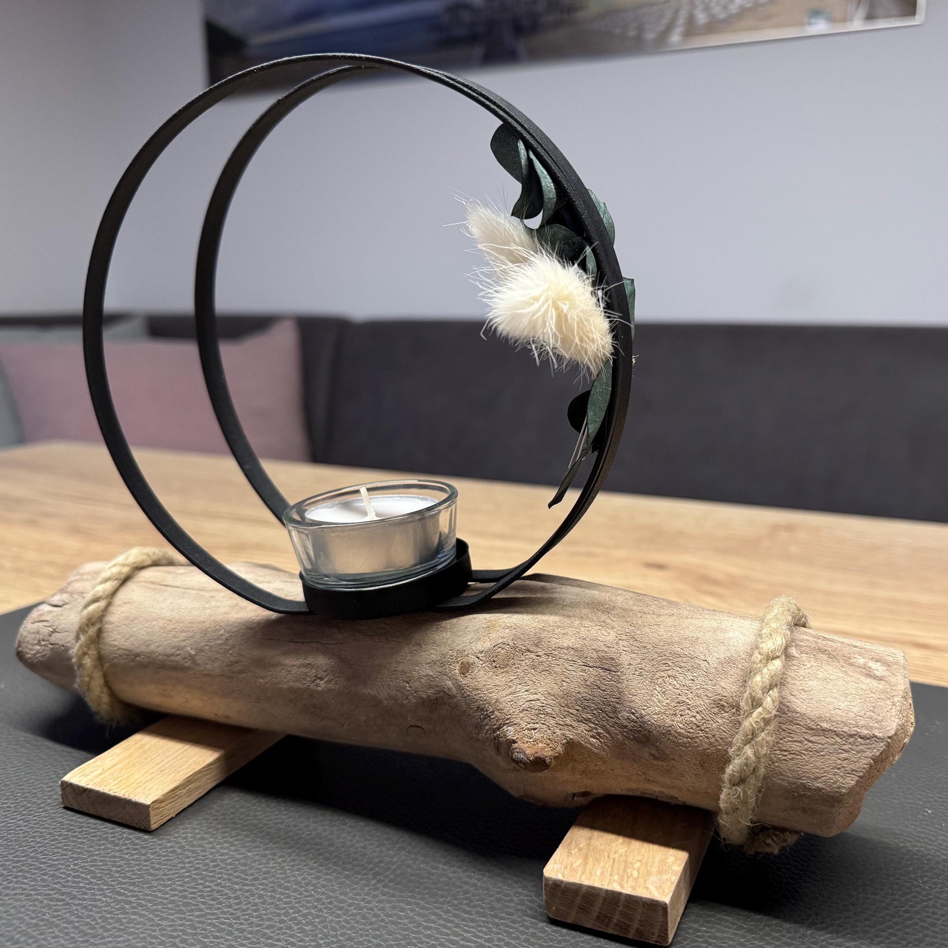 Nahaufnahme der Treibholzstruktur mit Glas-Teelicht und Metallring, natürliche maritime Wohnaccessoires