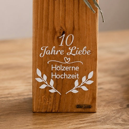 Nahaufnahme vom Personalisierten Kerzenhalter aus massivem Holz zur Hölzernen Hochzeit