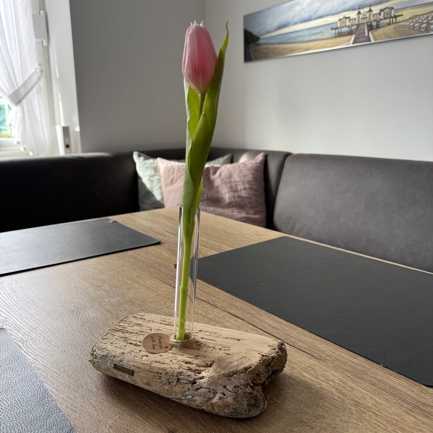 Treibholz Vase mit Reagenzglas und rosa Tulpe, maritime Holzdeko im skandinavischen Wohnstil, handgemacht, nordische Küstendeko auf Holztisch