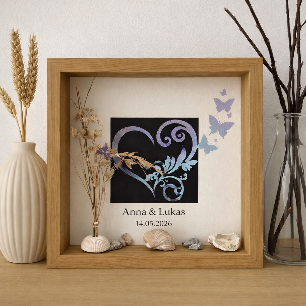 Personalisierter Bilderrahmen aus Eiche mit Herzmotiv, Muscheln und Trockenblumen im nordischen Küstenstil