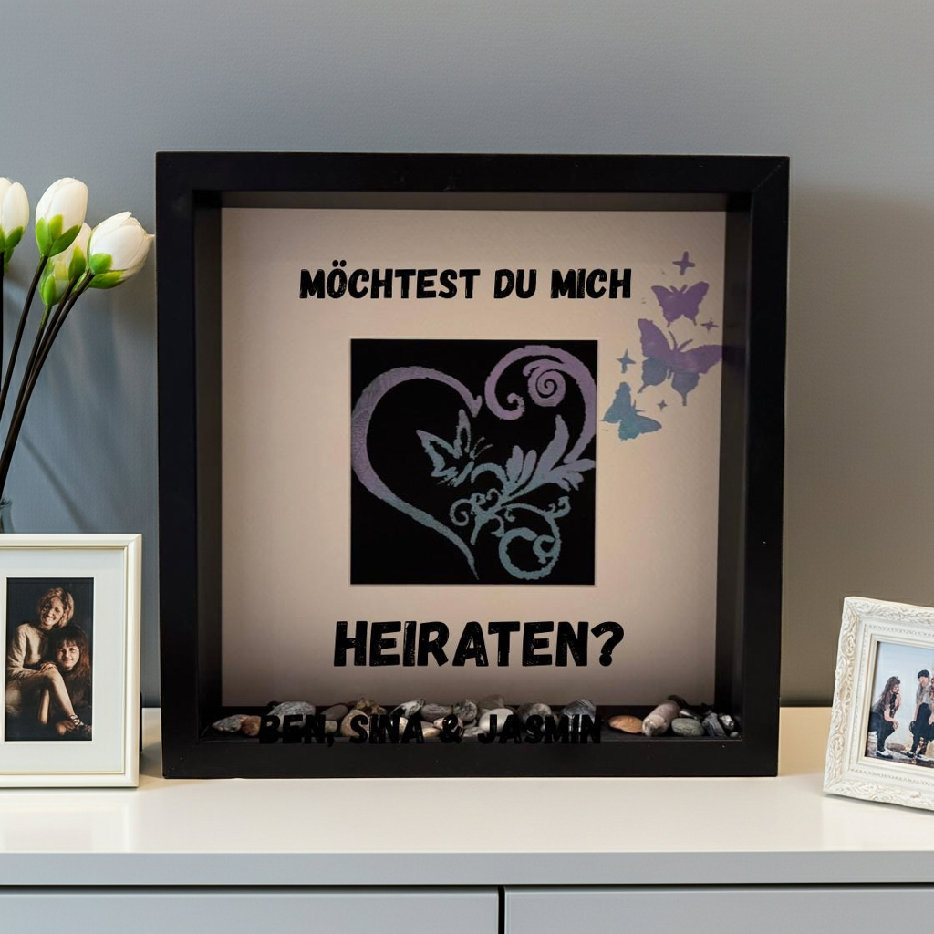 Personalisierter Bilderrahmen mit handgemaltem Herz und Schmetterlingsmotiv