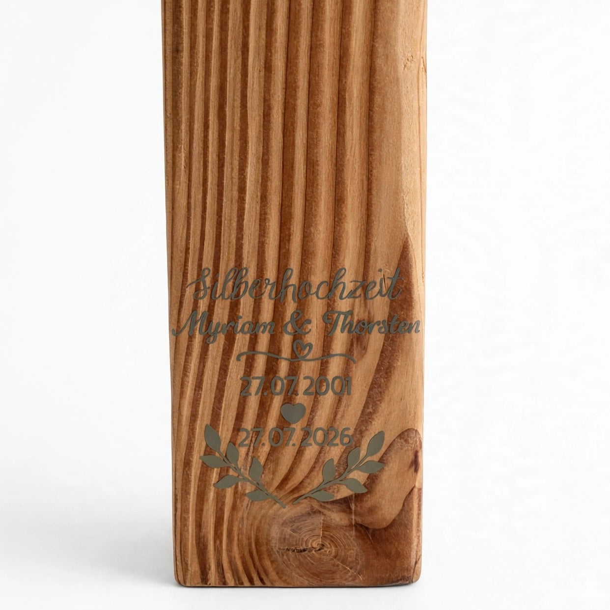 Personalisierter Kerzenhalter zur Silberhochzeit aus Holz mit Namen und Datum. 