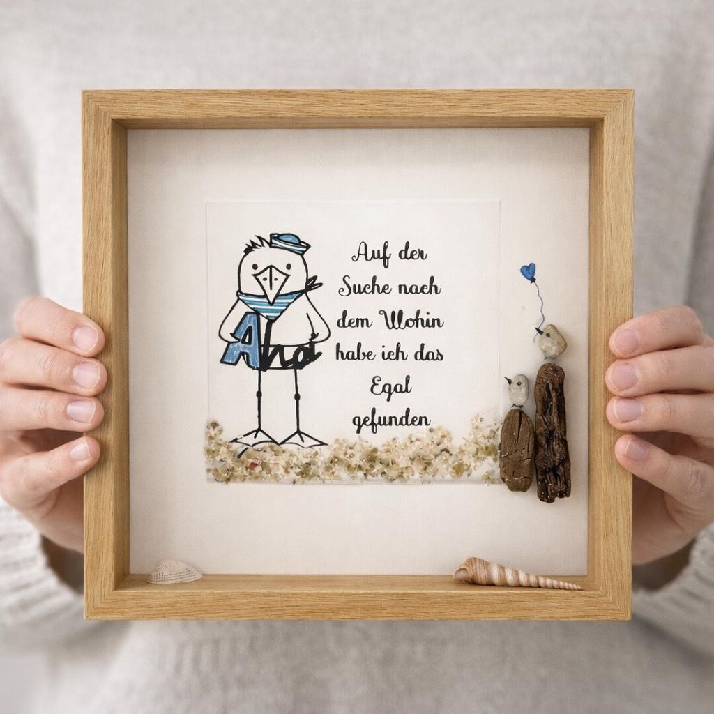 Personalisiertes Möwenbild im Holzrahmen wird in den Händen gehalten, maritime Treibholz Deko Geschenkidee