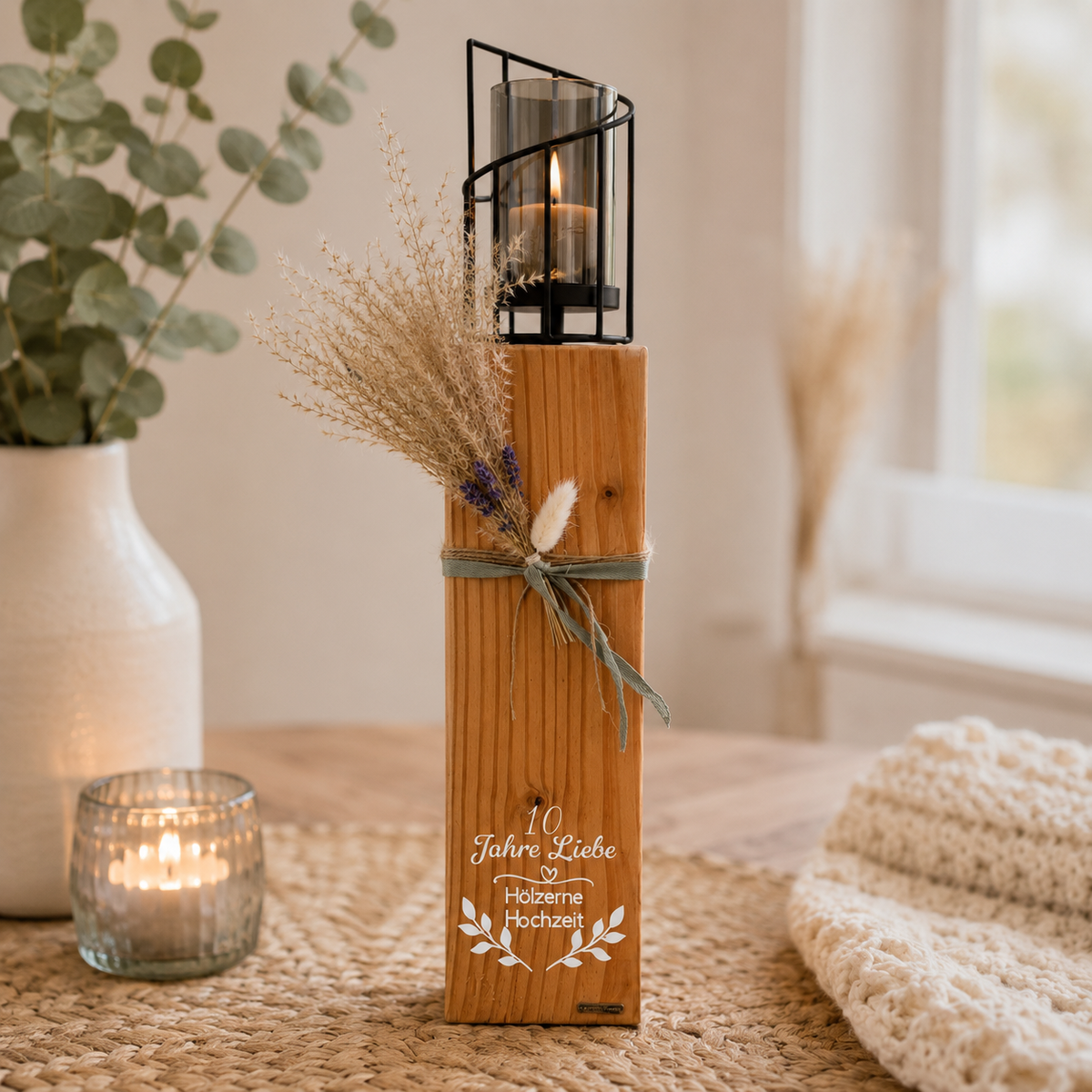 Handgefertigtes Windlicht aus massivem Holz zur Hölzernen Hochzeit personalisiert
