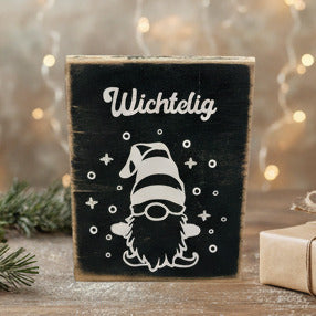 Rustikale Handgefertigte Deko mit Weihnachtswichtel mit weißem „Wichtelig“-Motiv 