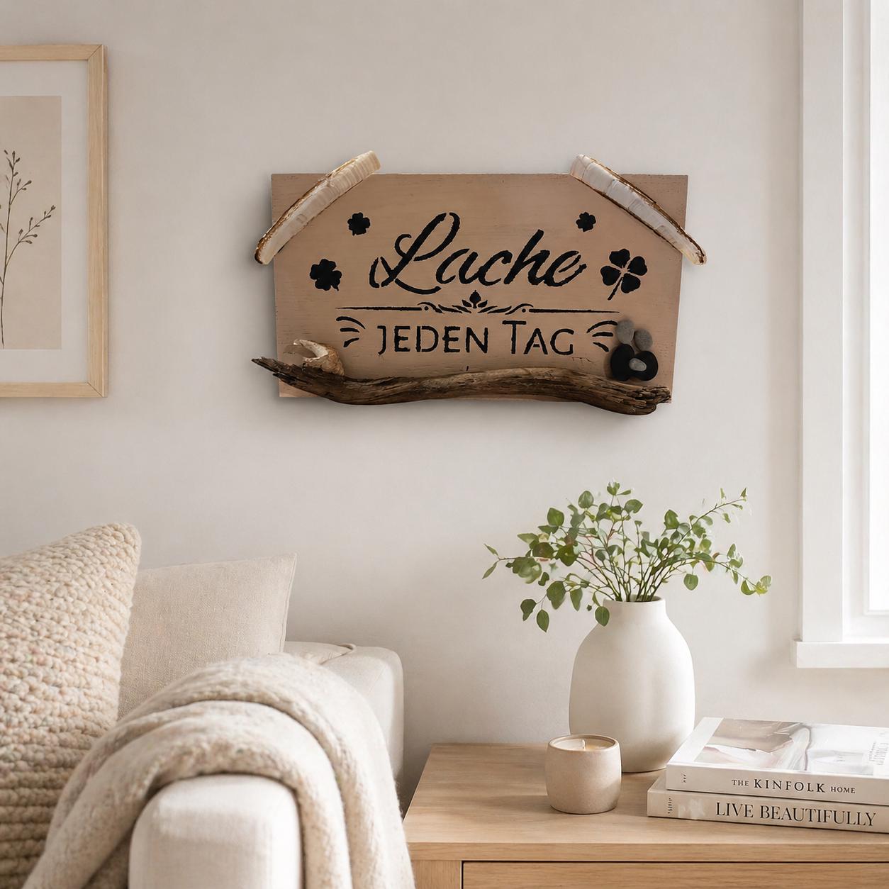 Rustikale Wanddeko aus alter Eiche im hellen skandinavischen Wohnraum, Holzschild mit Spruch Lache jeden Tag