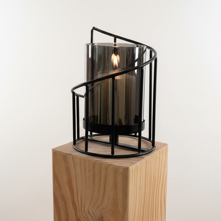 Schwarzer Metall-Kerzenaufsatz mit Glaszylinder auf massivem Lärchenholz, modernes skandinavisches Design
