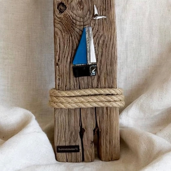 Unterer Teil Treibholz Wanddeko 67cm mit blau-weißem Glas Segelboot schwarzer Rumpf und Jute Tau - Treibholzmanufaktur