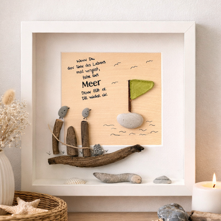 Treibholz Bilderrahmen mit maritimem Spruch, Steinen, Muscheln und Segelmotiv als skandinavische Wanddeko im Wohnraum
