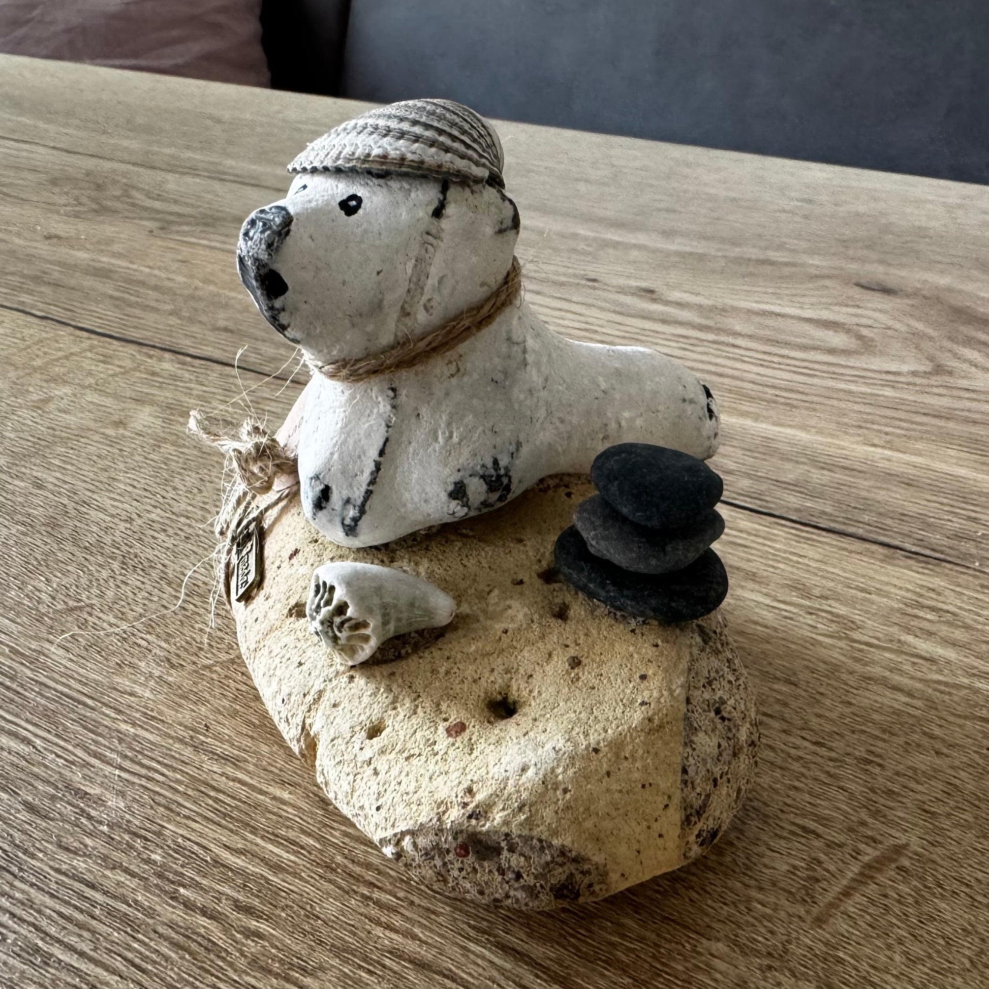 Seitenansicht von Hund Steinfigur mit Fossil im skandinavischen Raum von Treibholzzauber79