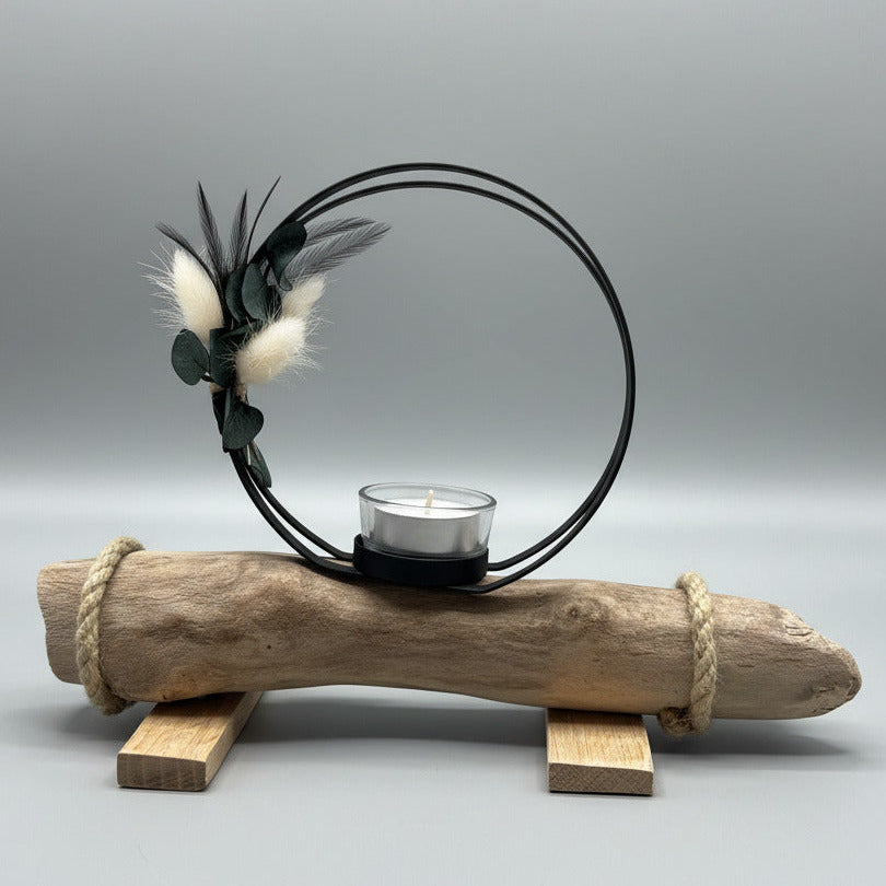 Skandinavische Wohnzimmerdeko mit kleinem Kerzenhalter aus Treibholz auf hellem Holztisch, maritime Küstendeko