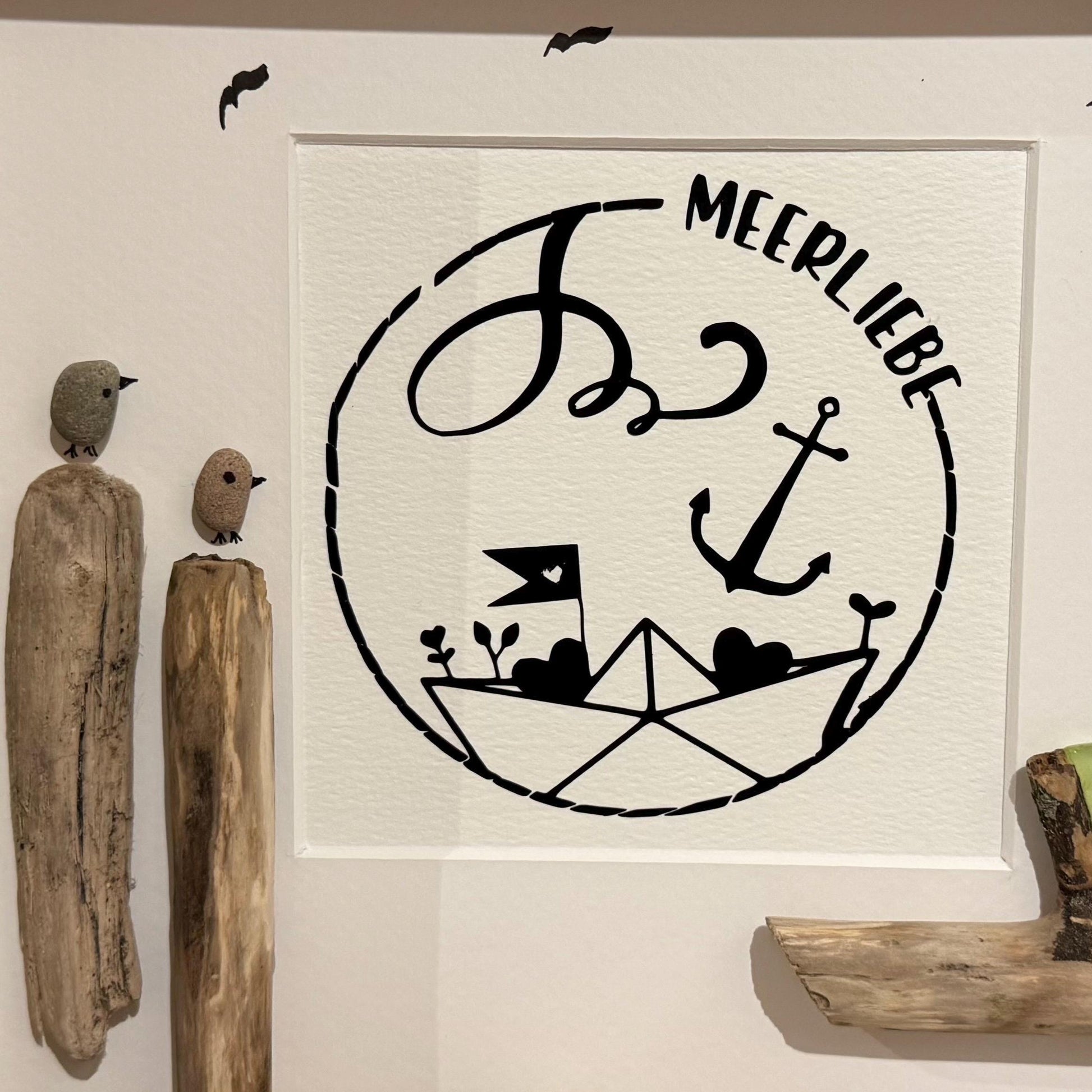 Detail Steinvögel auf Treibholz im Meerliebe Wandbild