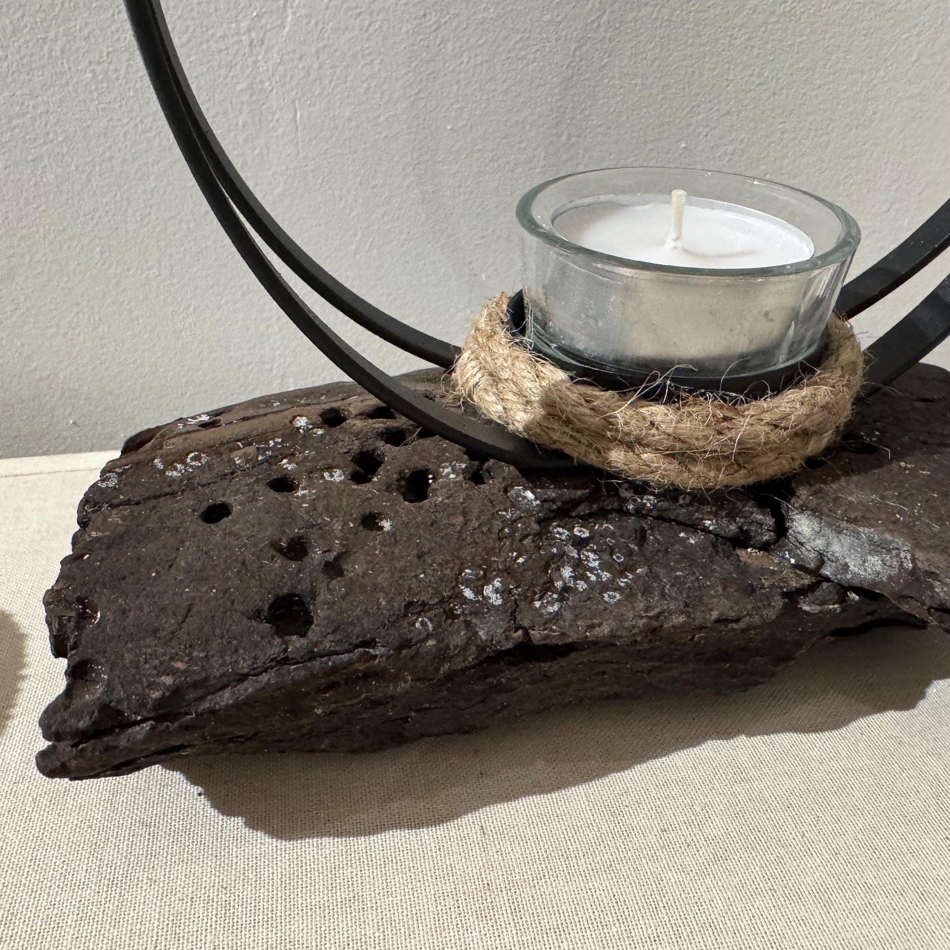Seitliche Ansicht des Teelichthalters aus Doggerland Treibholz mit schwarzem Metallring