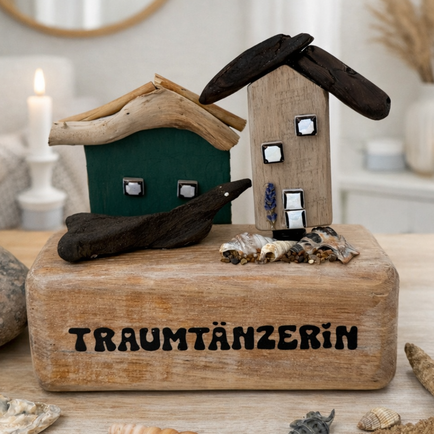Traumtänzerin – maritime Deko aus Treibholz mit zwei Häusern, handgefertigtes Unikat