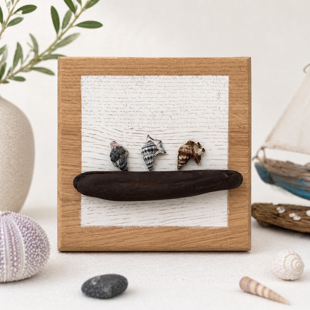 Treibholz Bild mit Muscheln auf Eiche, handgemachte maritime Wandkunst im Scandi Stil