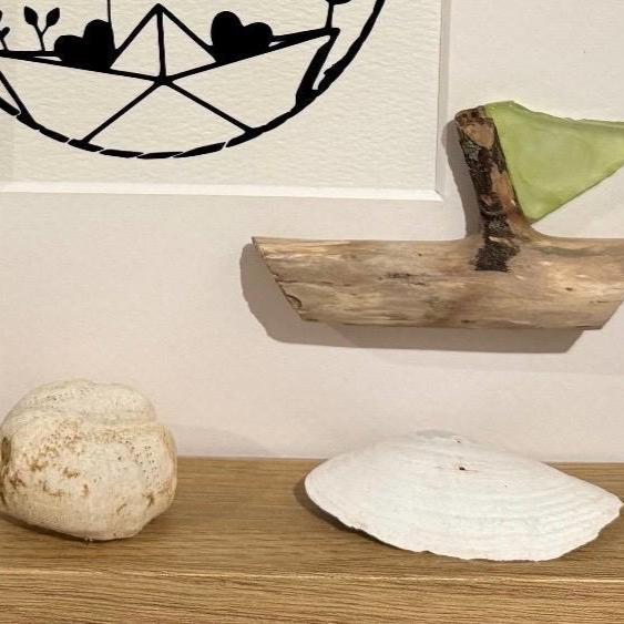 Treibholz Boot mit Seeglas maritime Dekoration Detailaufnahme