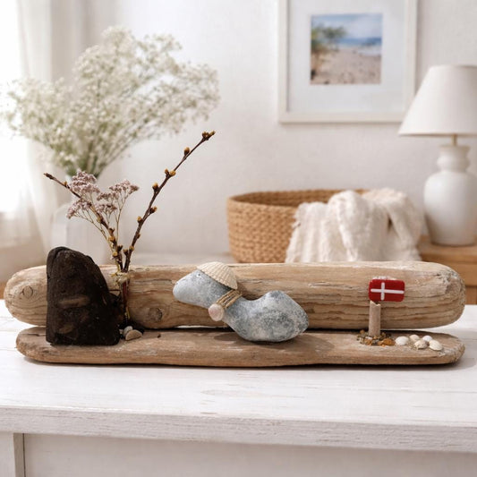 Maritime Treibholz Deko mit Steinskulptur, dänischer Flagge im hellen skandinavischen Raum maritime Wanddeko aus Holz