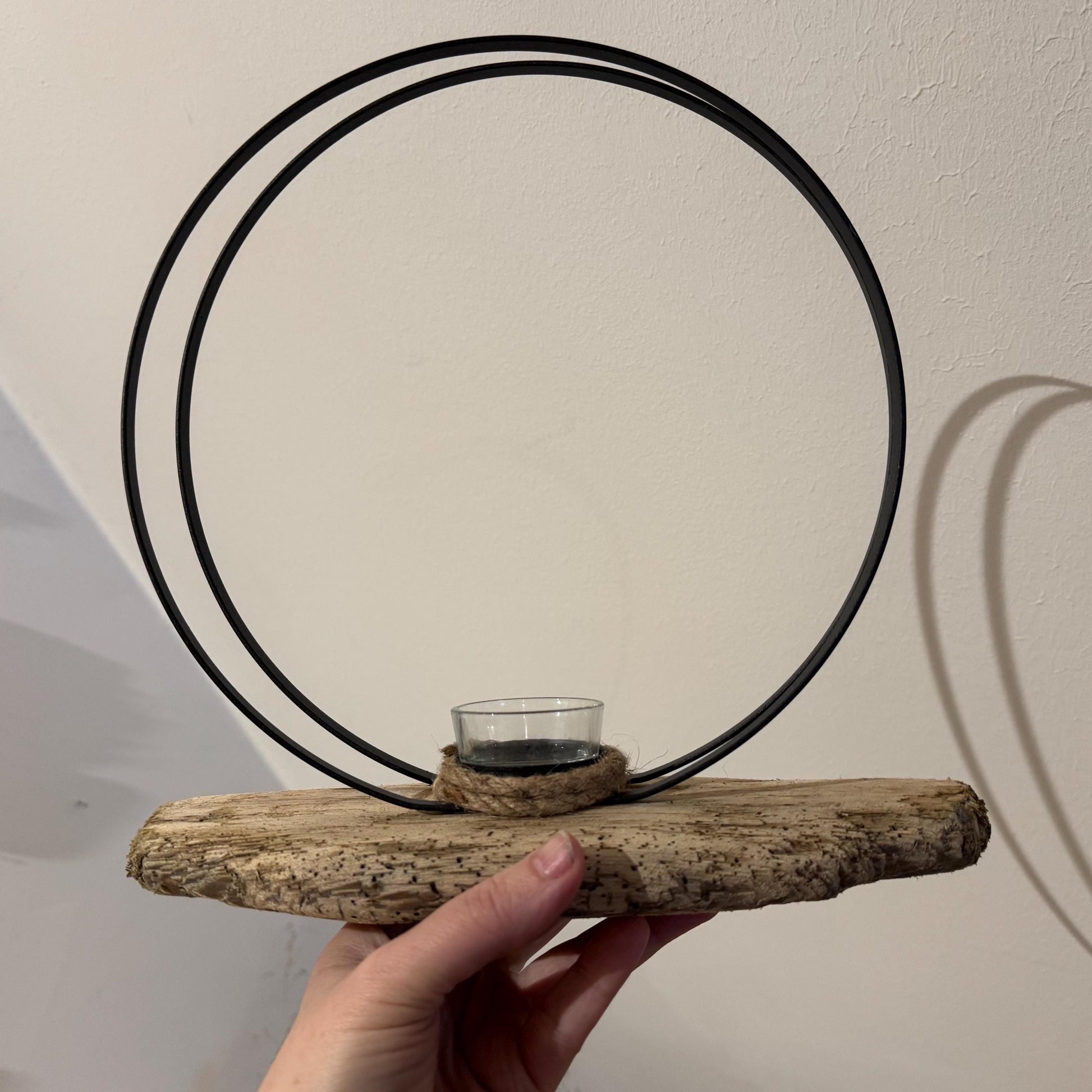 Treibholz Kerzenhalter mit Metallring in der Hand gehalten vor neutralem Hintergrund von Treibholzzauber79